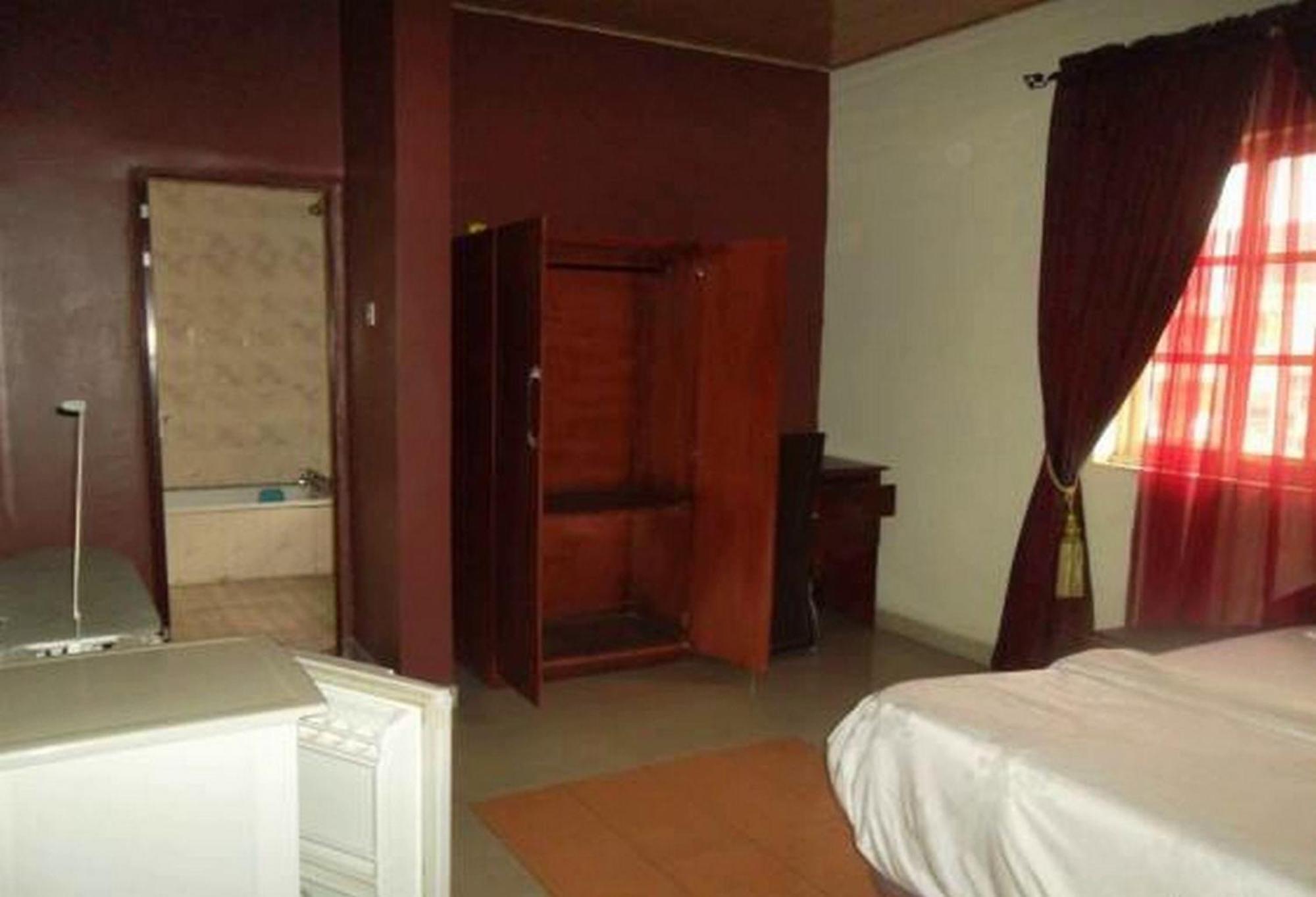 Room In Lodge - Clen-Phil Hotels And Suite Port Harcourt Exterior foto